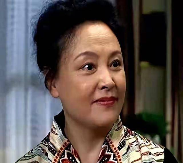 原创            她为了照顾儿子甘愿息影，却在丈夫肝癌去世后，靠演技重新火出圈