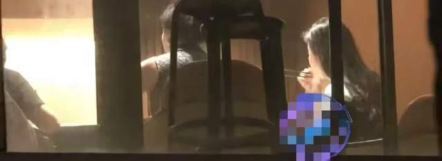 原创            刘亦菲母女聚餐被偶遇，闲暇时把玩大钻戒，妈妈打包剩菜家风朴素