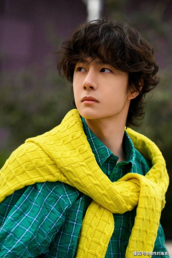 王一博罗意威巴黎大秀造型来啦！