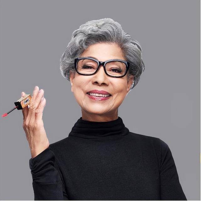 90岁TVB知名戏骨跌倒家中，痛的起不来，住院8天，仍有后遗症