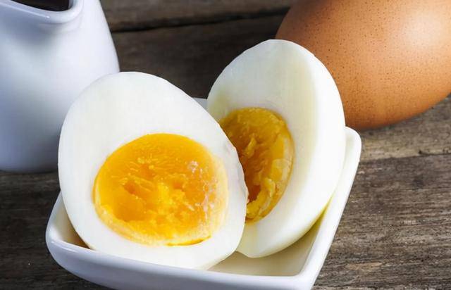 原创            一天吃几个鸡蛋好？3类人最好少吃，不补营养反伤身