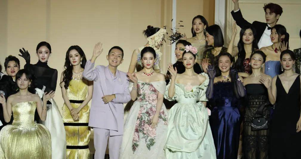 原创            钟楚曦合影风波升级！站C位评论区沦陷，杨幂刘亦菲差点没挤进去