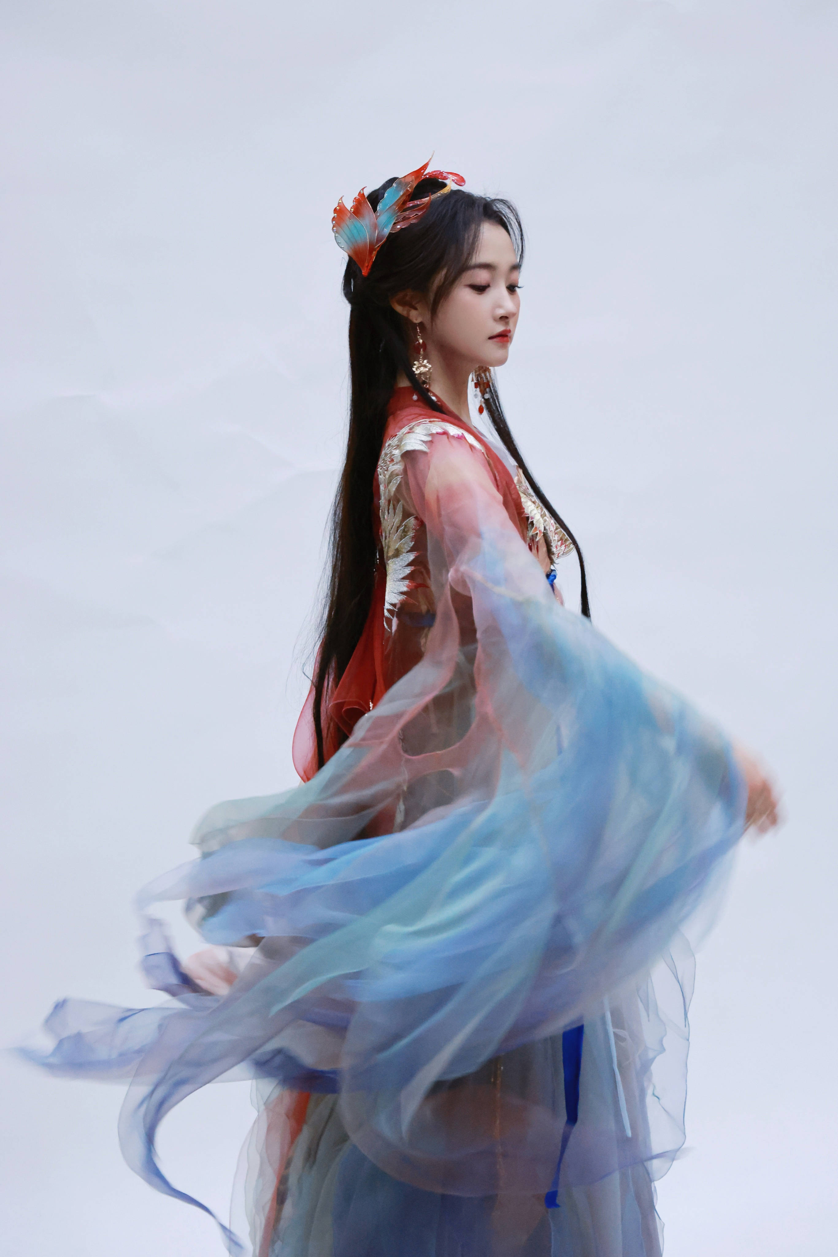 关晓彤穿粉色古风裙面若桃花 树下撑伞唯美浪漫