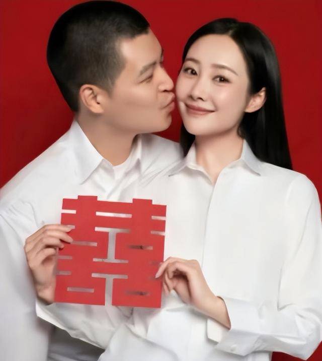 原创            李纯国庆官宣喜讯！结婚证白衬衫超喜庆，网友调侃孩子该叫马思纯