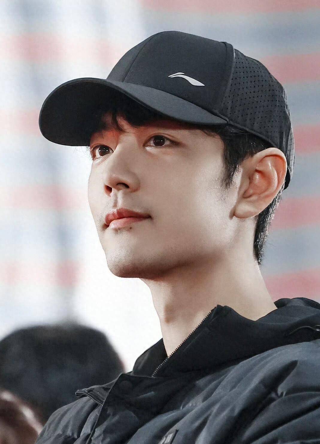 原创            肖战《小城良方》开机素颜暴击！34岁逆龄如大学生，高清照疯传