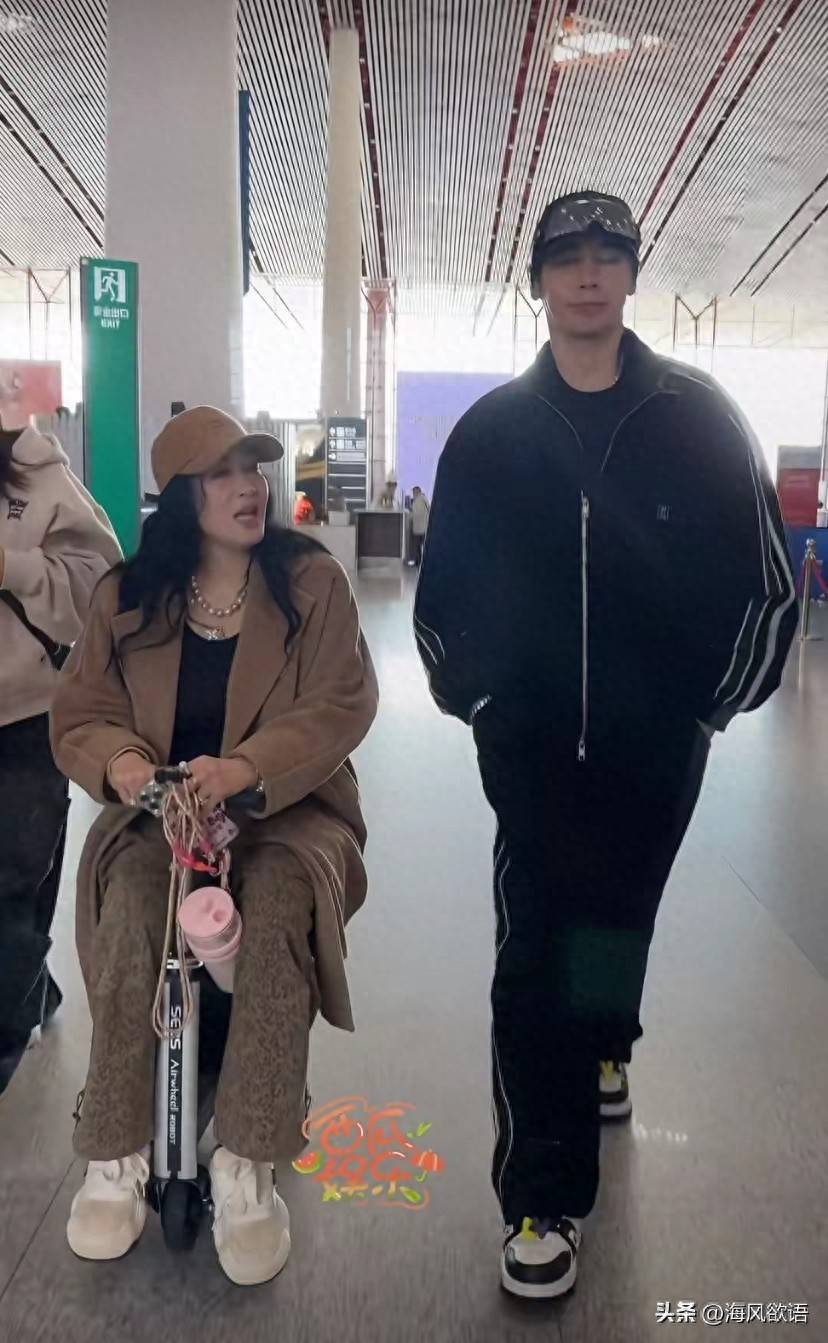 原创            55岁钟丽缇胖到认不出，骑行李箱显壮180斤，张伦硕全程黑脸