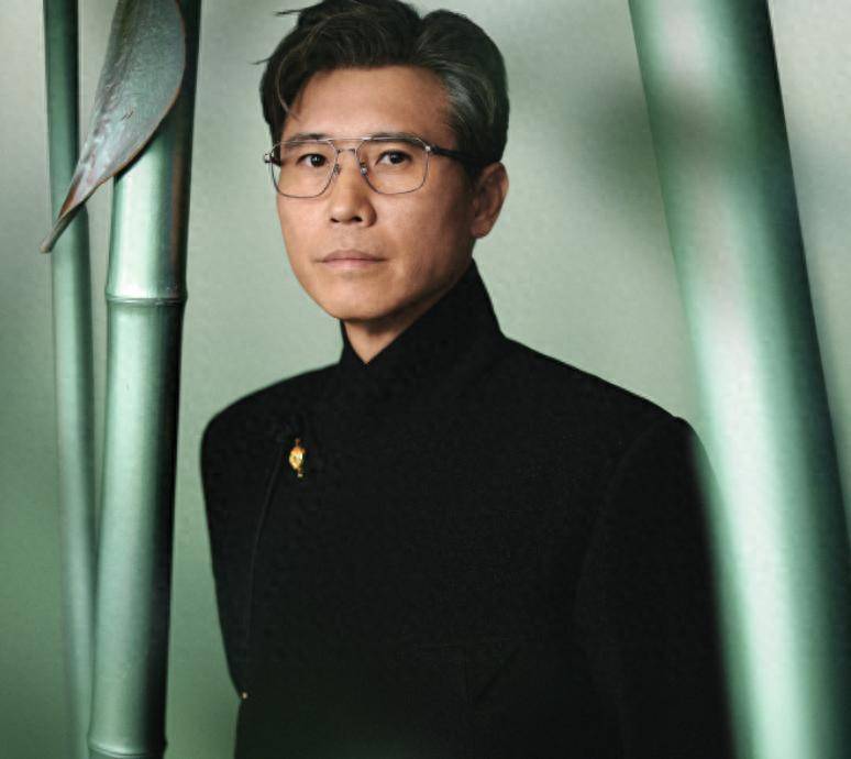 原创            李乃文剪彩后把彩头扔了，年过半百大叔，居然立“傻白甜”人设？