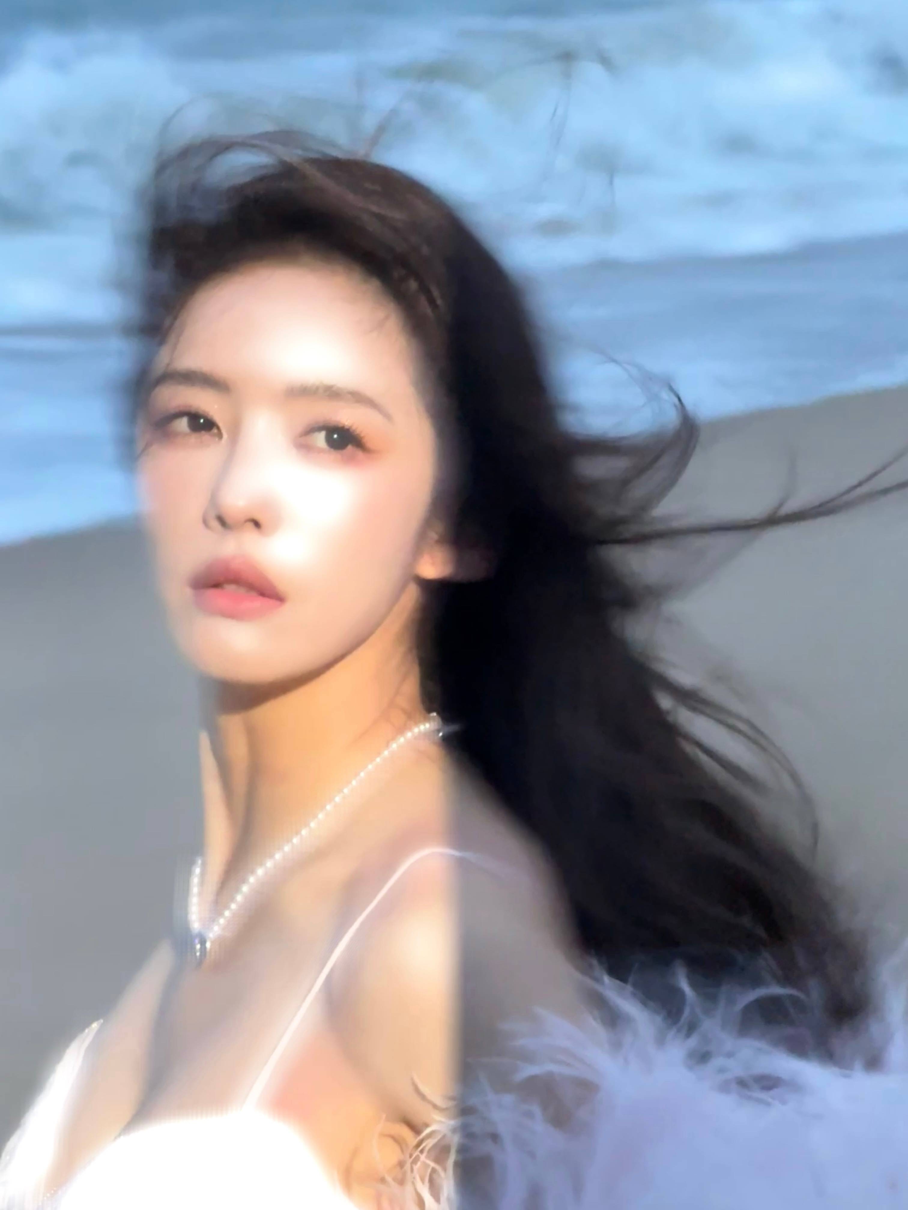 蔡文静穿粉色毛绒外套仙气十足 手捧椰子眼神灵动