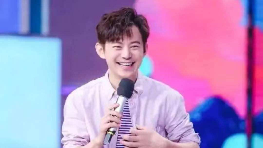 原创            何炅自爆,51岁因年龄焦虑陷入“崩溃”,原来他也救不了自己的场