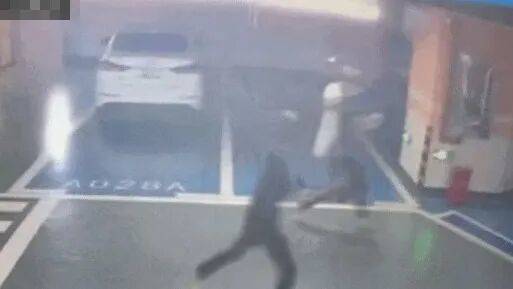 3名男子偷迈巴赫从湖南连夜开往广东，监控拍下“高兴得手舞足蹈”，最新进展：车已找到，人被警方带走