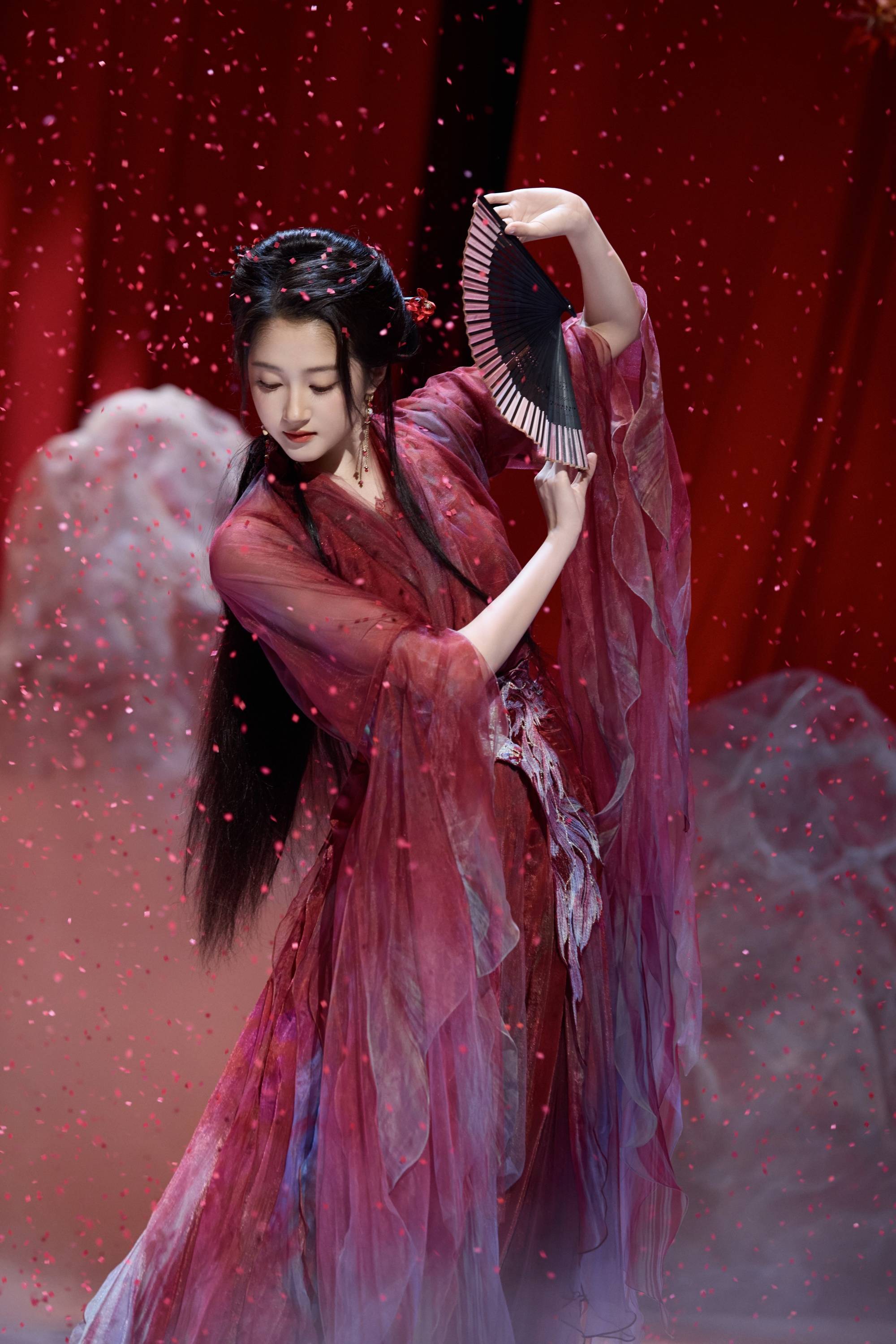 关晓彤一袭红衣执扇轻盈舞动 宛若画中美人妩媚明艳