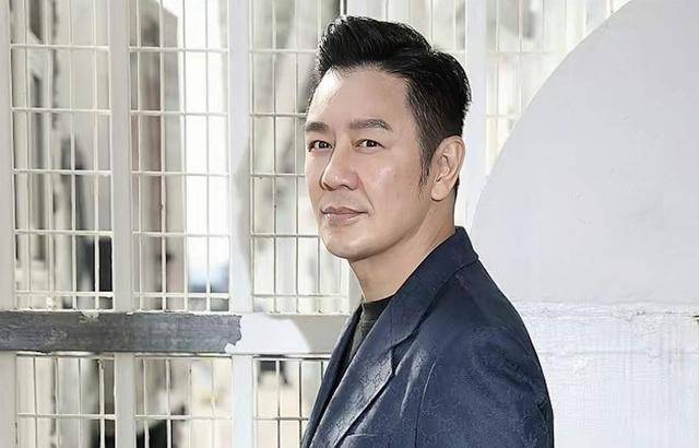 香港知名男星被曝整容，苹果肌硕大显僵硬，一家六口长期租房生活