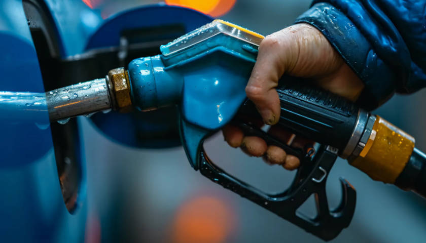 国内成品油价今晚下调，加满一箱油少花10.5元