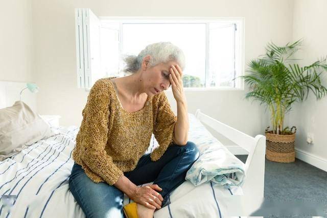 足窍阴穴：疏通“胆经”的“清头目穴”！缓解偏头痛、目赤超实用