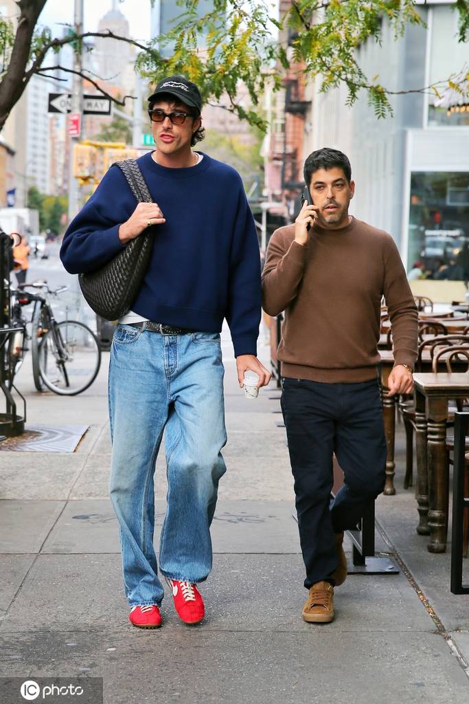 雅各布·埃洛迪现身街头 携带Bottega Veneta包包帅气型格