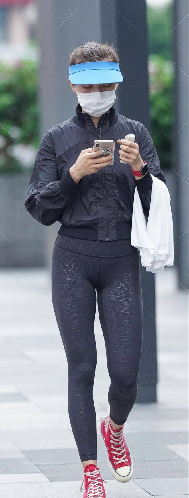 原创            黑色亮片瑜伽裤太好看,潮流穿搭选它,小姐姐穿出与众不同的美感