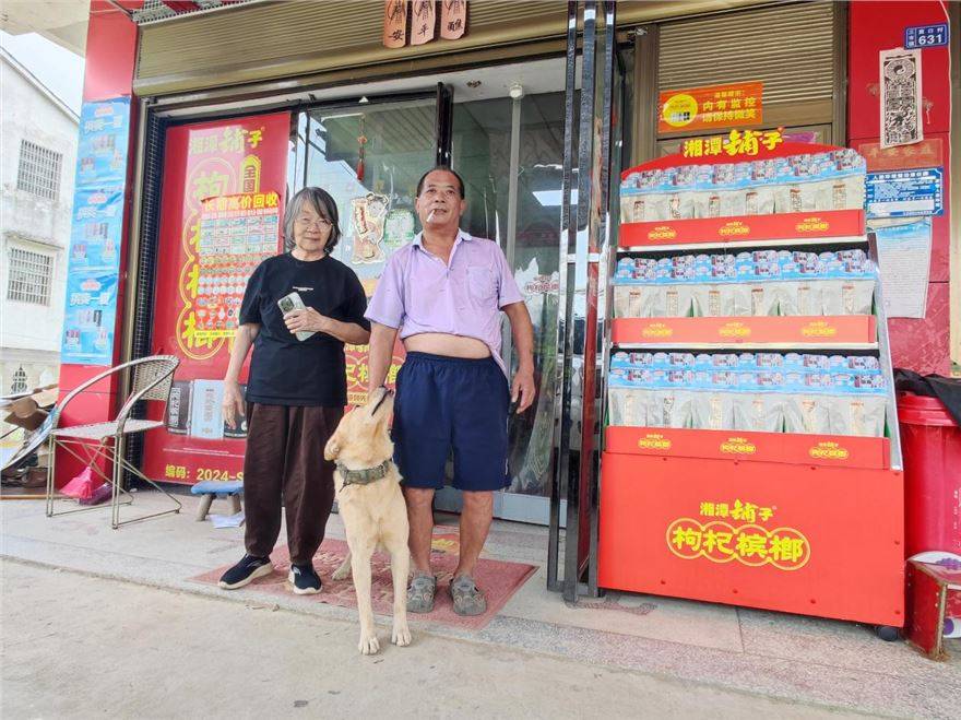 艺术“游击队员”——平江农民画家老余