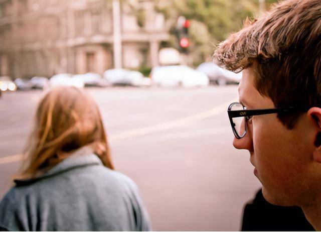 原创            男人是不是真的爱你，他的这3个“本能反应”就是答案