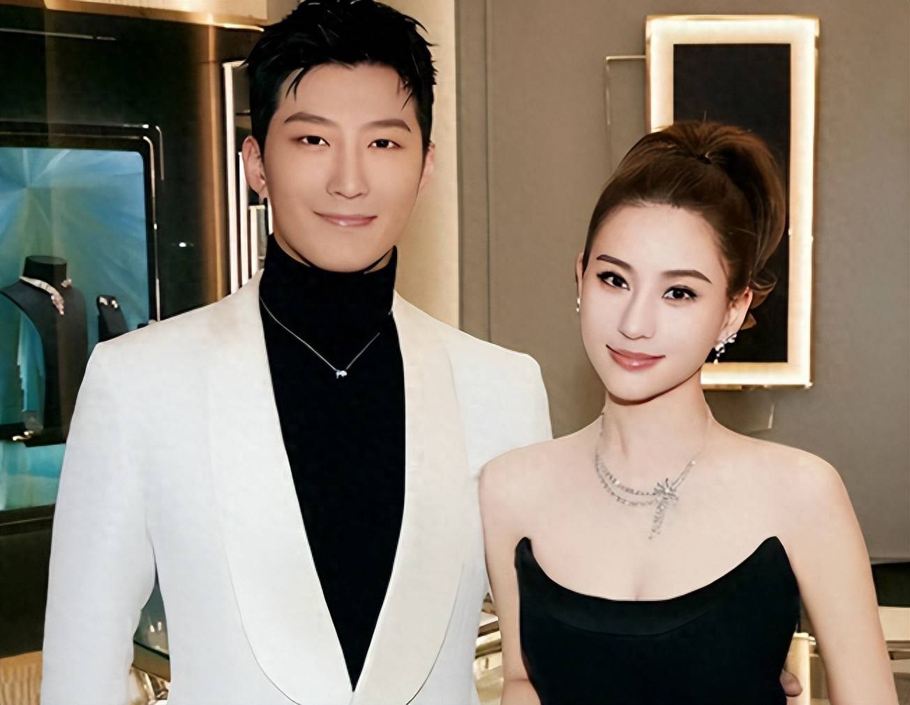 原创            曝何超莲曾怀孕又流产，照片被扒夫妻零回应，豪门赘婿窦骁成笑话