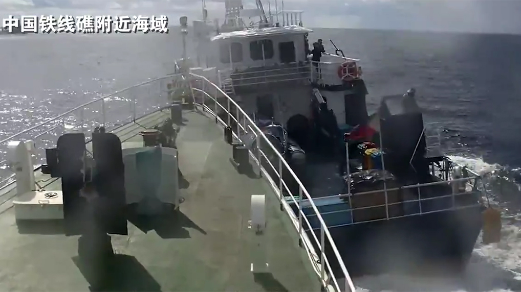 中国海警局公布菲律宾公务船恶意擦碰中国海警船现场视频