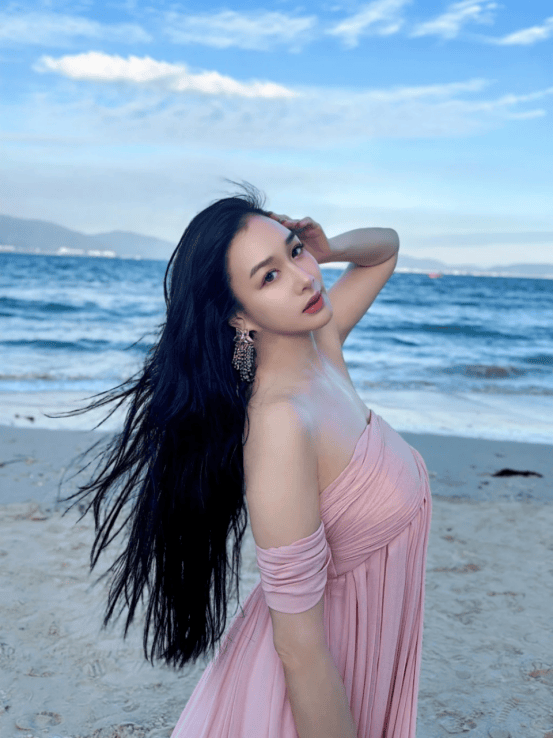 55岁钟丽缇疑为拼四胎体重暴增，小老公全程黑面，被传拒绝其再生