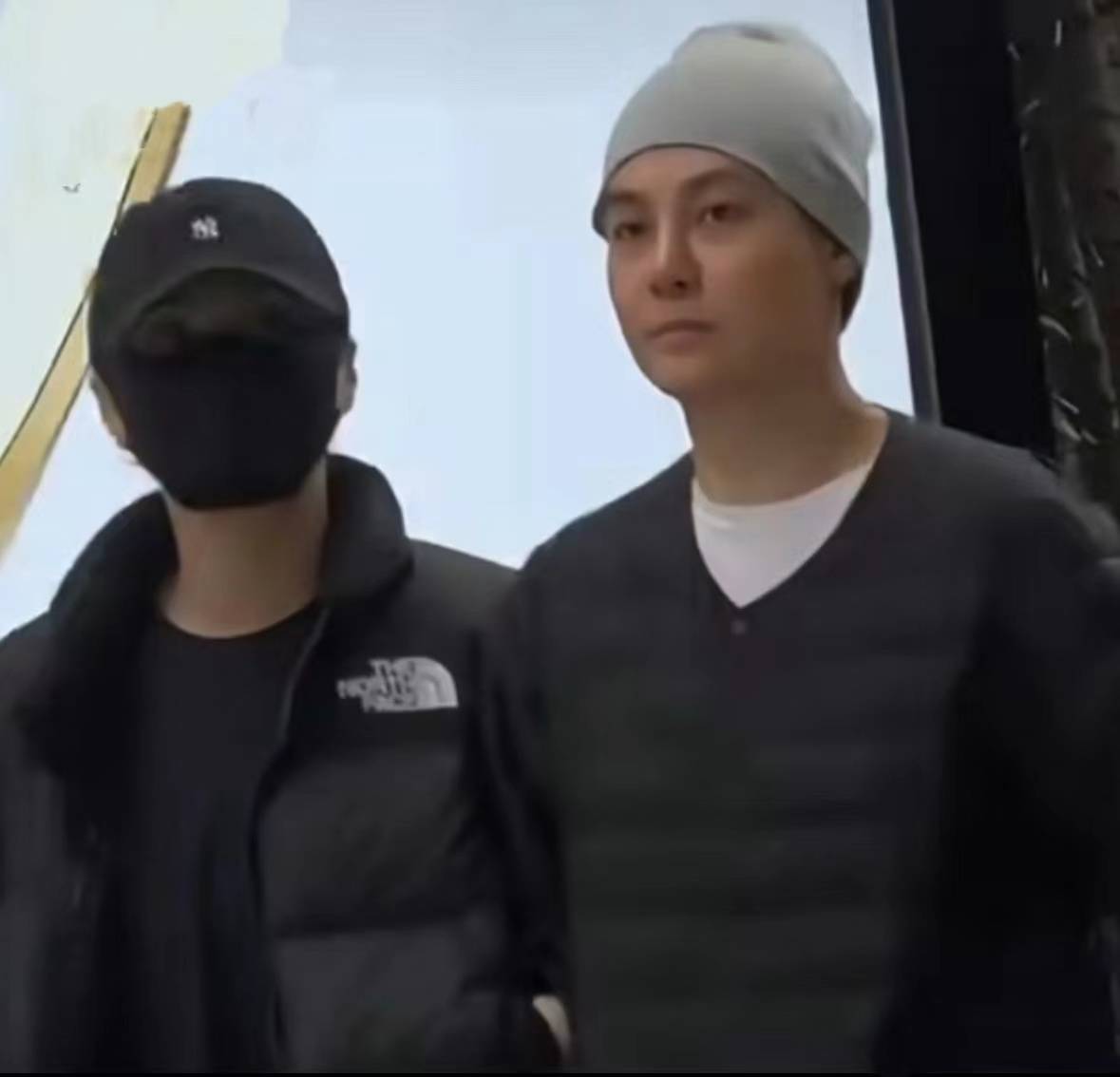 原创            闺蜜情深！钟欣潼皇蒲圣华好姐妹又双叒叕挽手逛街被拍