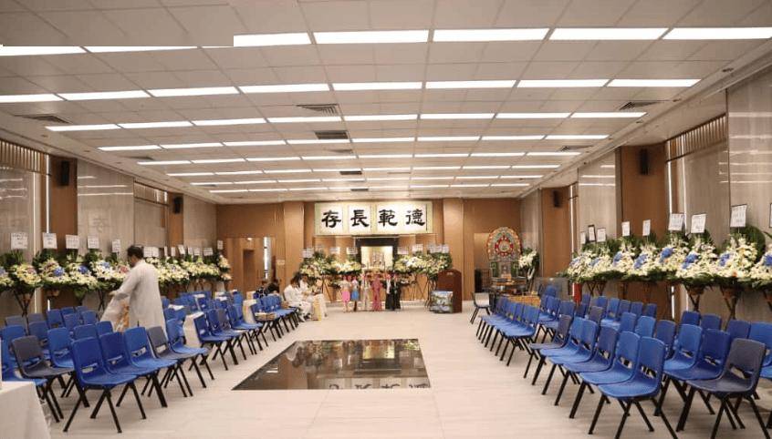 一路走好！香港男星因病逝世后设灵！吴彦祖成龙陈敏之送花牌！港星好友称难忘一起去夜店