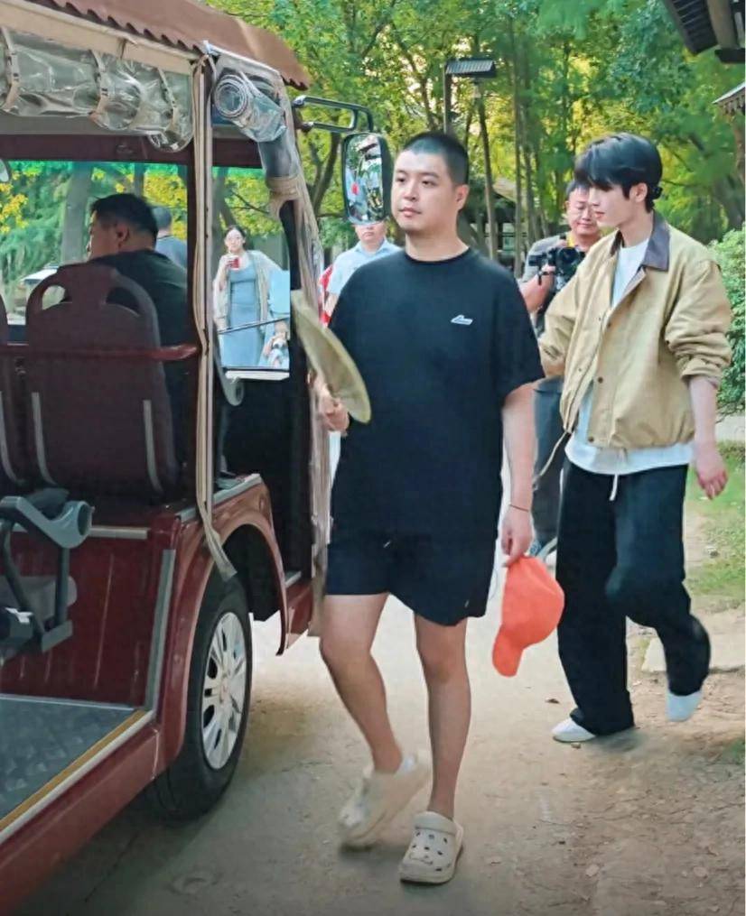 原创            张凌赫，马頔和彭昱畅乌镇录节目，马頔人高马大张凌赫又白又帅