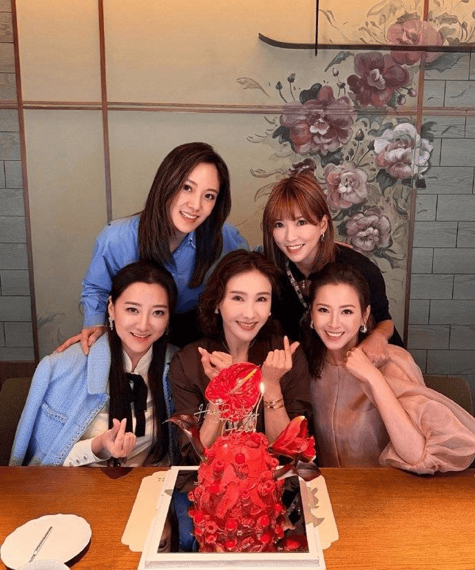 黎姿晒生日照，有闺蜜的陪伴，美貌如花，幸福感拉满