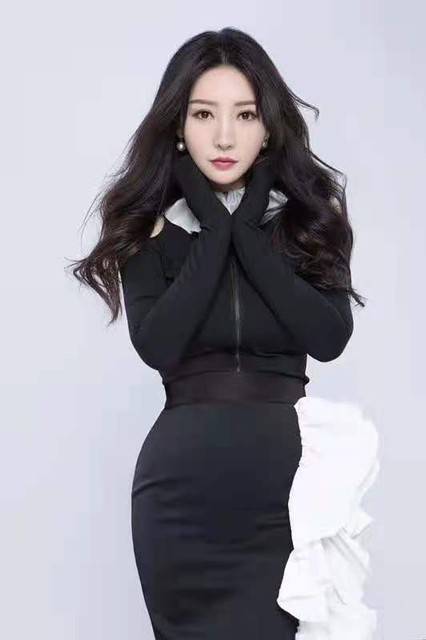 大众女神柳岩：紫罗兰收褶晚礼服写真