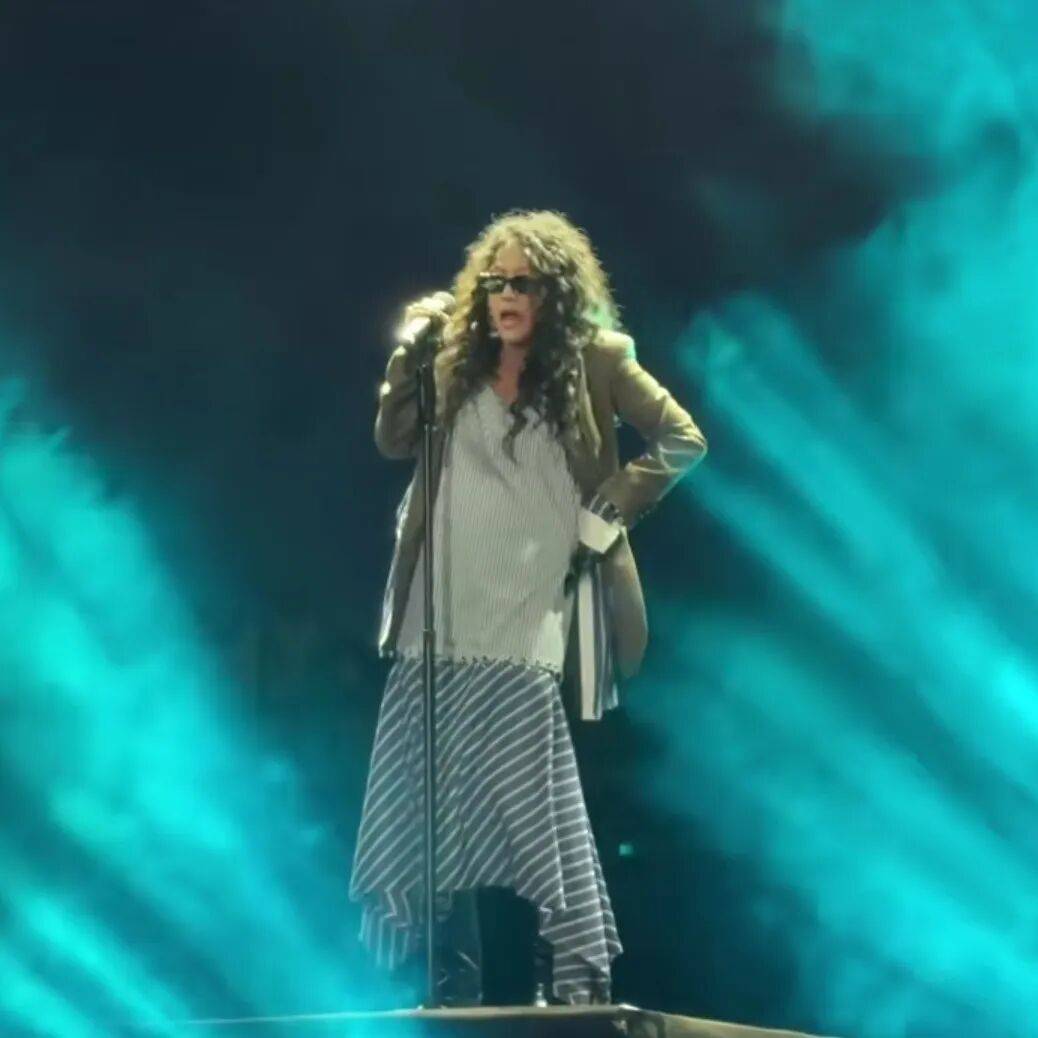 歌手陈粒演出现场耳返“爆炸”,致耳朵严重不适