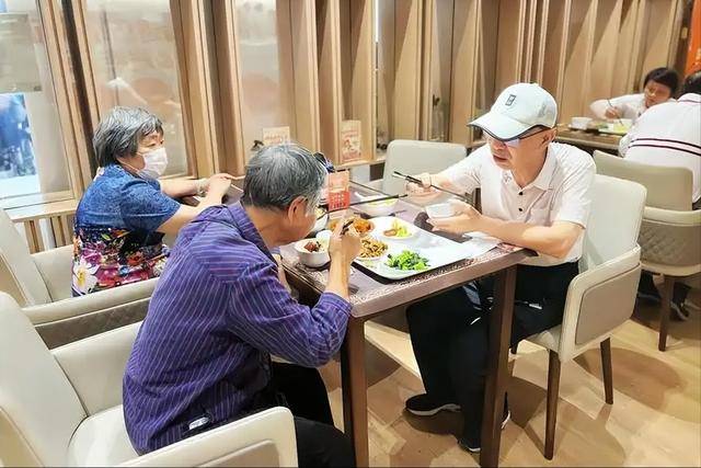 原创            晚餐时间早于六点半？可以让你抗衰老、减少疾病，真有科学依据！