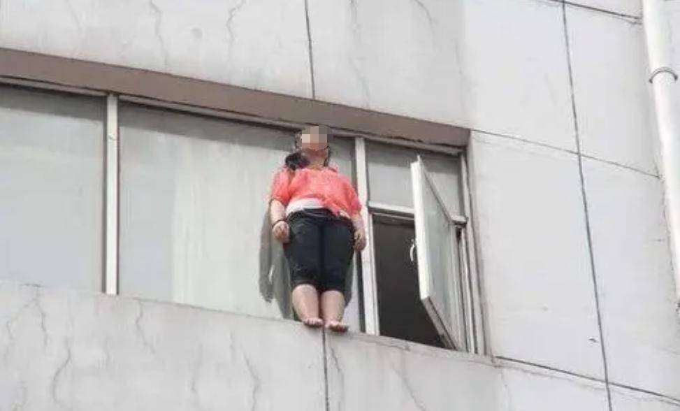 原创            回顾：26岁女研究生左妍，因无法接受丈夫身份，从楼顶一跃而下