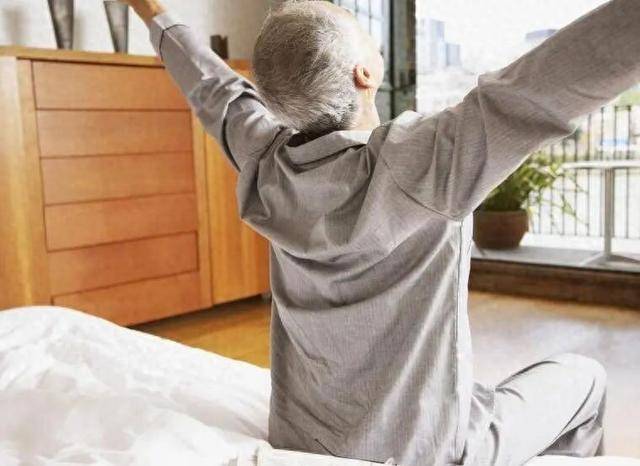 原创            早上七点起床错了？医生建议：过了70岁，起床要尽量做到这7点