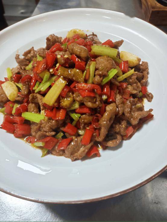 每日一膳｜秋冬手脚凉、没力气？试试《本草纲目》认证的黄牛肉吃法，急火快炒超下饭！