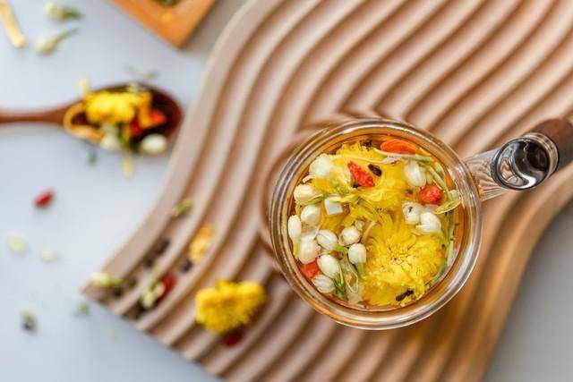 每天一杯养生茶喝出通透感！对症选对茶方，搞定暗沉、乏力与口干