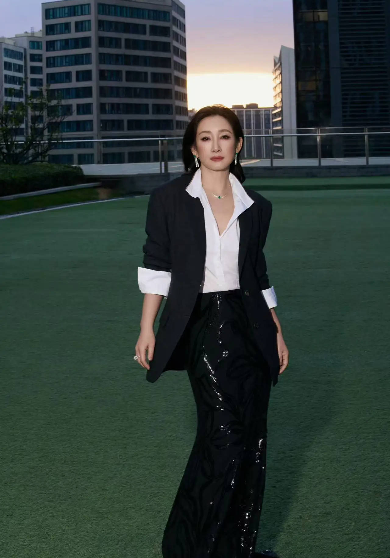 秦海璐穿羊毛西装夹克气场强大 看向镜头眼神凌厉