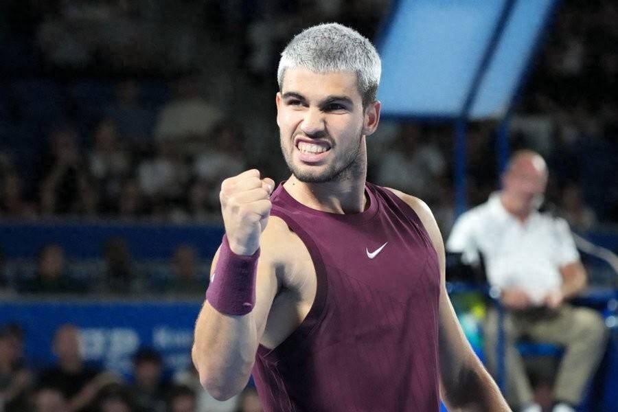 原创            比肩纳达尔！阿尔卡拉斯三盘逆转过关，连续9站巡回赛跻身决赛