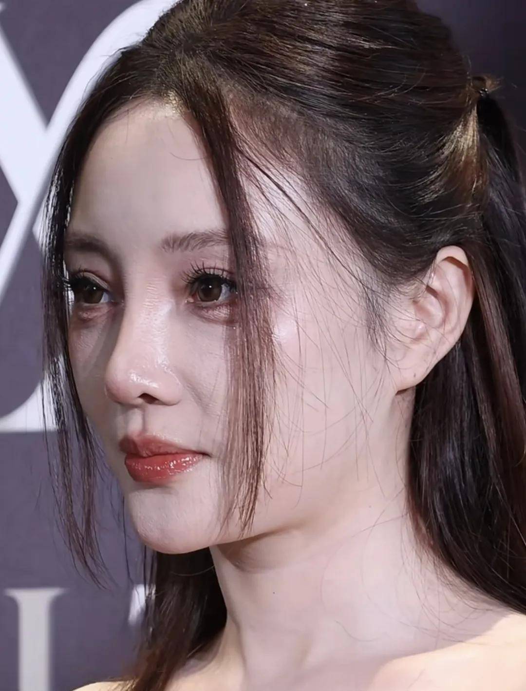 原创            44岁李小璐参加公开活动！怼脸拍真实状态曝光，网友态度两极分化