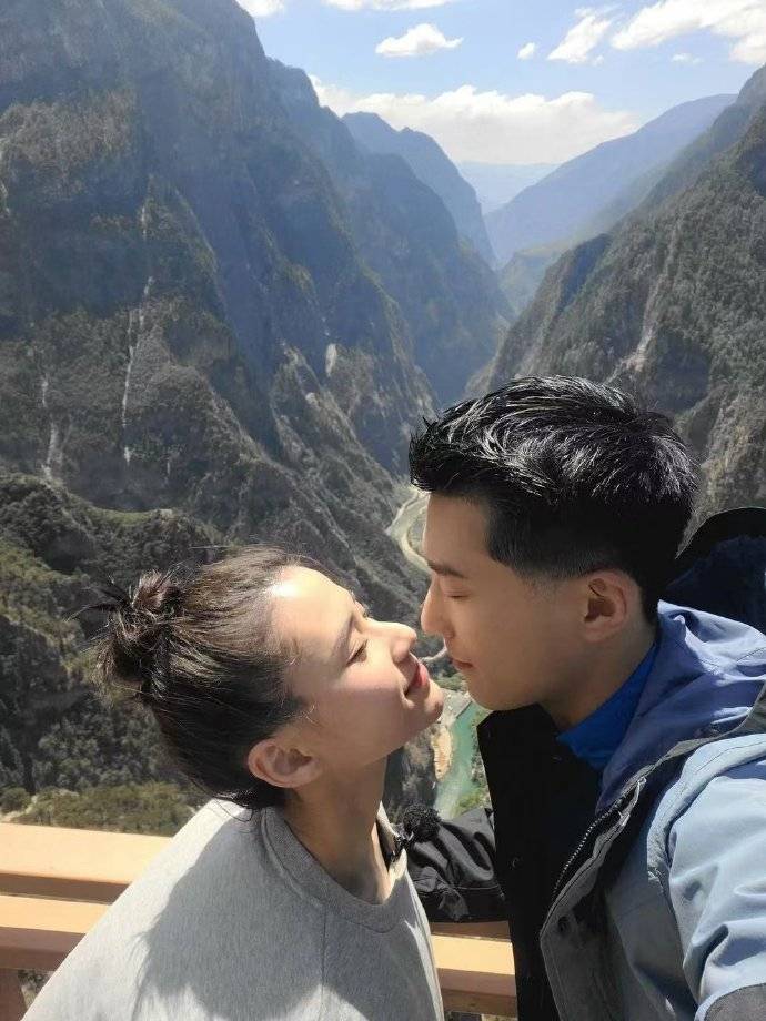 何超莲曾吐槽窦骁一个月不换衣服，矛盾早已埋下？