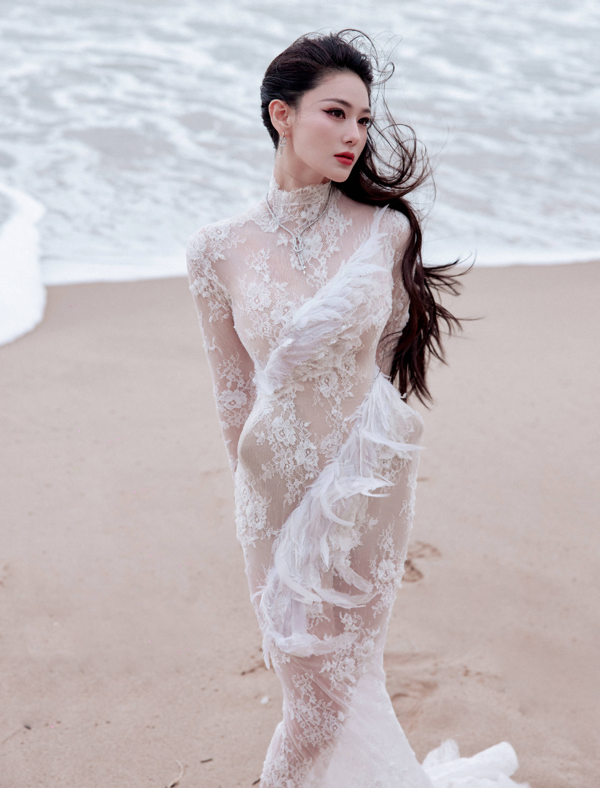 张馨予穿25斤礼服被赞“红毯定海神针”!秒变千年狐妖妩媚迷人