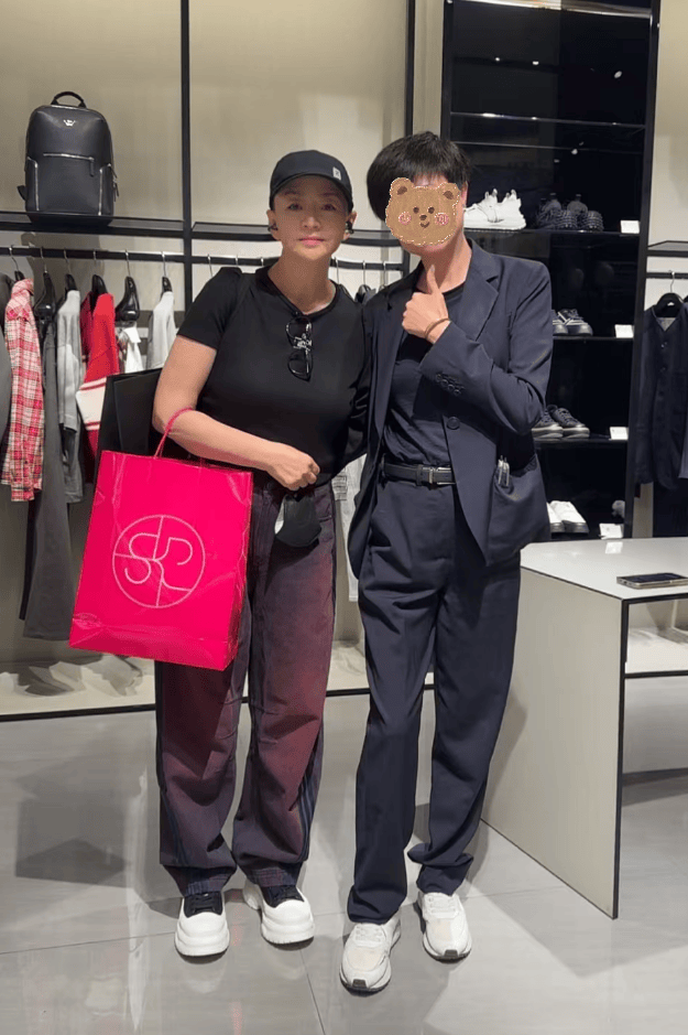 原创            64岁宋丹丹逛奢侈品店，退休多年巨星风采不减，三位店员围着合影