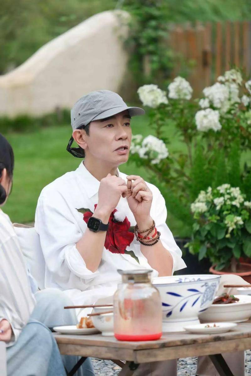 复杂的演艺圈里，陈小春不解释，也不内耗