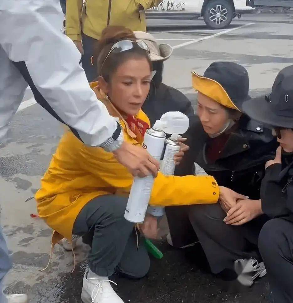 原创            央视主持朱迅：挚爱离世，抗癌16年，51岁与大自然为伴，如今又在景区救人！真是人美心善~