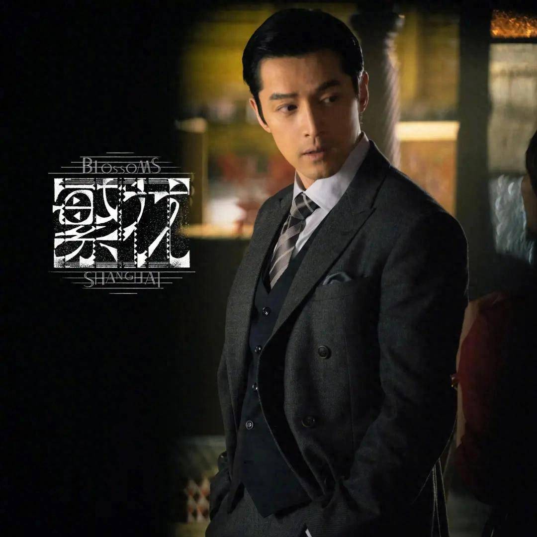 原创            43岁胡歌陪妻子看房，黄曦宁短发素颜打扮，孕肚明显“怀三胎”