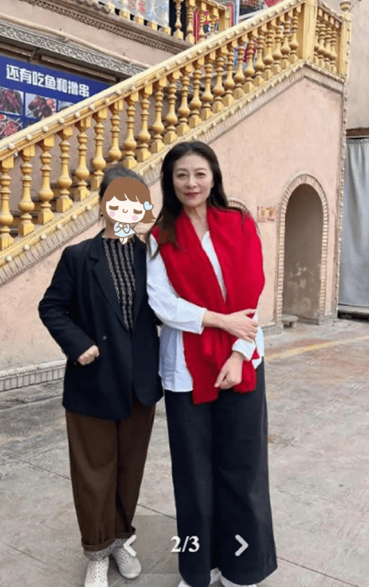 岳红新疆被偶遇，抗癌20多年状态很好，穿着简单大方越老越好看！