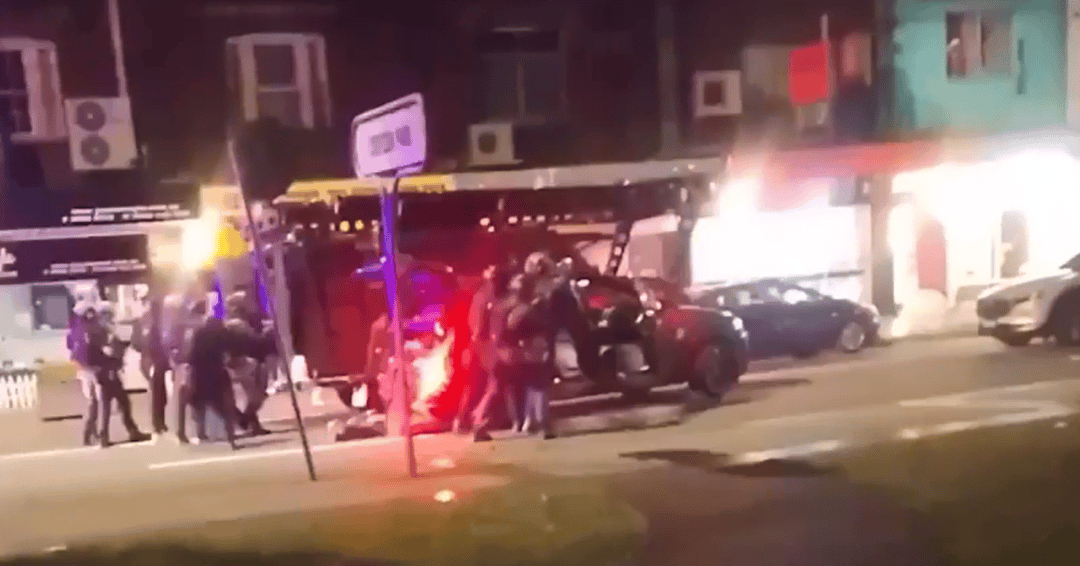 澳大利亚悉尼发生无差别枪击事件，至少20人受伤，枪手连开50至100枪