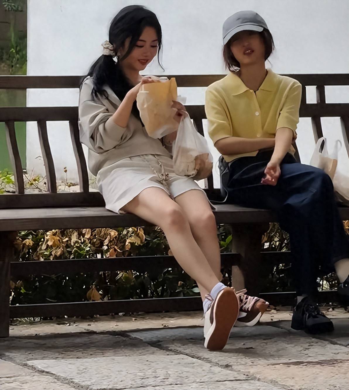 原创            谭松韵和张子枫乌镇录节目，一个甜美一个造型反差，看着就不舒服