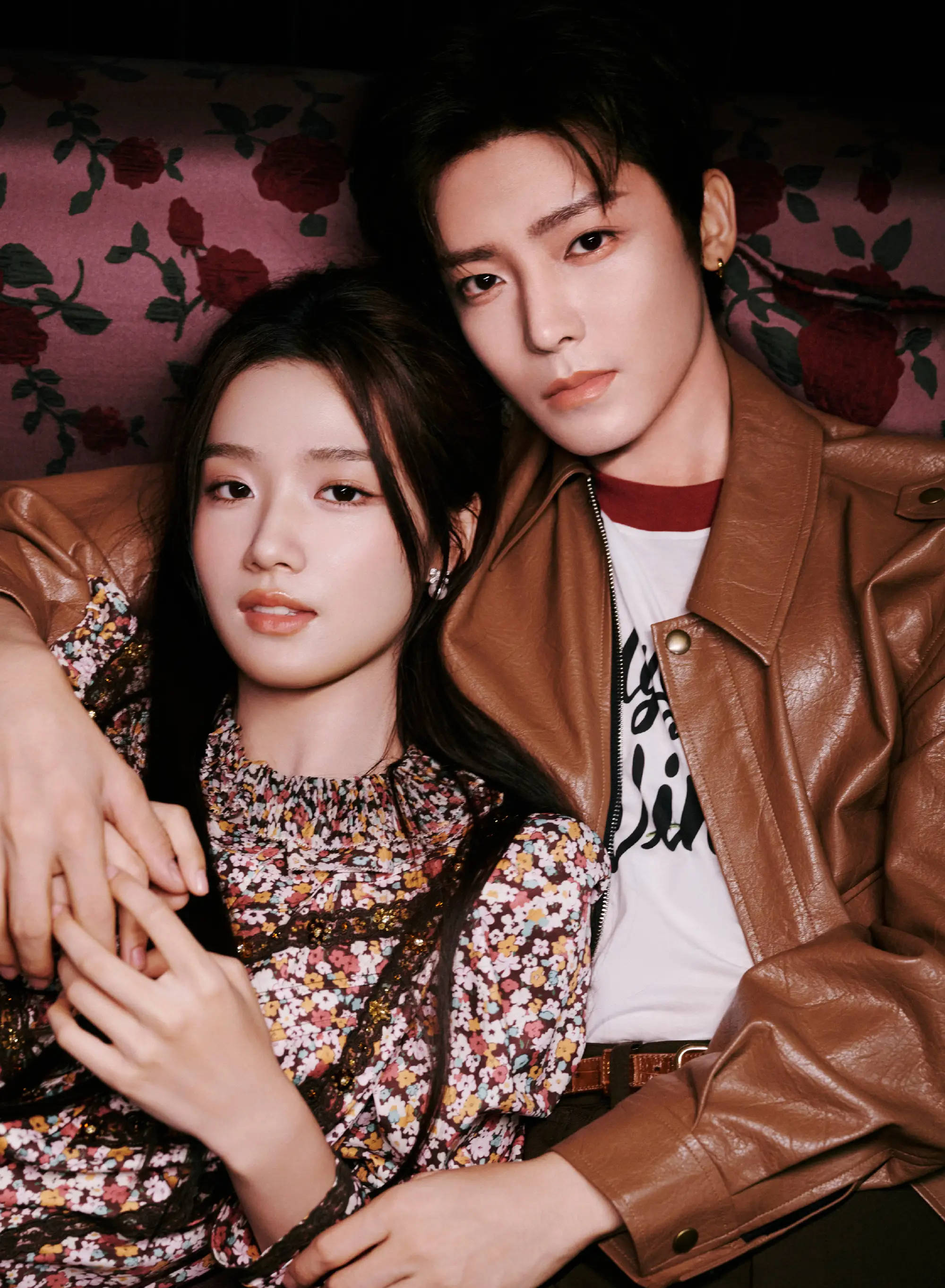 卢昱晓侯明昊一同弹吉他画面唯美 手捧鲜花CP感十足