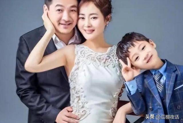 原创            钱多还真有用！他闯关东爆火后娶了美女同桌，如今生活令人羡慕